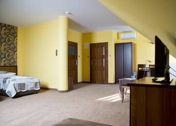 Фото номера Трехместный номер Отель Hotel Odessa г. Wysokie Mazowieckie 3
