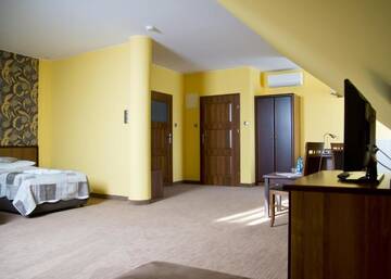 Фото номера Трехместный номер Отель Hotel Odessa г. Wysokie Mazowieckie 8